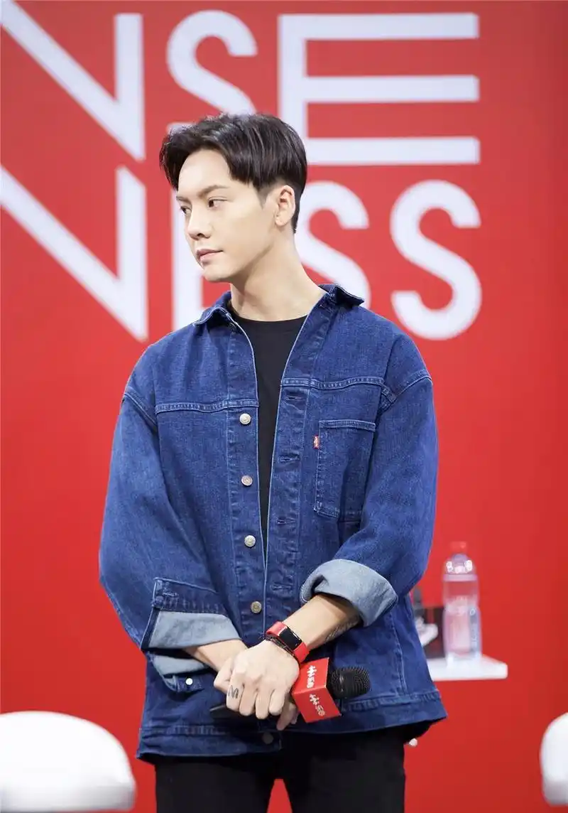 陈伟霆开设健身房:健身爱好与商业策略的完美结合 近期,38岁的陈伟霆