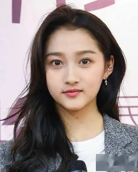 没想到关晓彤居然是娱乐圈鲜肉斩白敬亭王一博都曾暗恋她