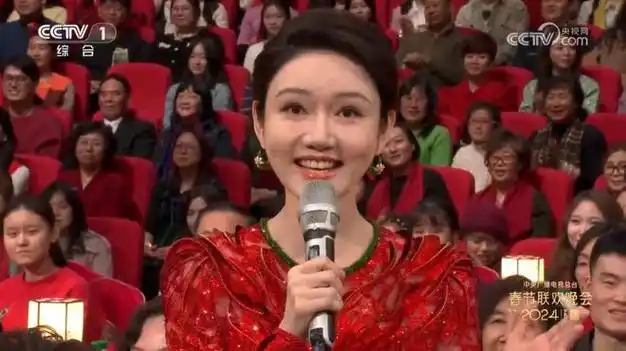 龙洋超过李思思主持的2024春晚既稳重又喜庆满满央视一姐范儿