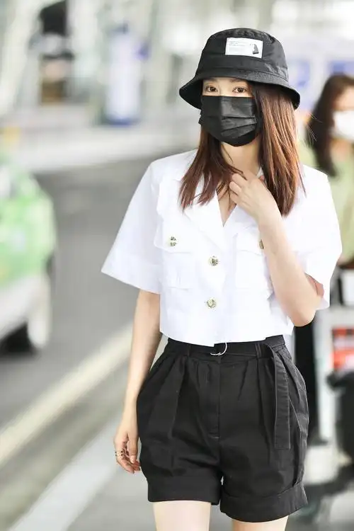 李沁与肖战聚餐后现身机场 穿白衫黑裙简约知性