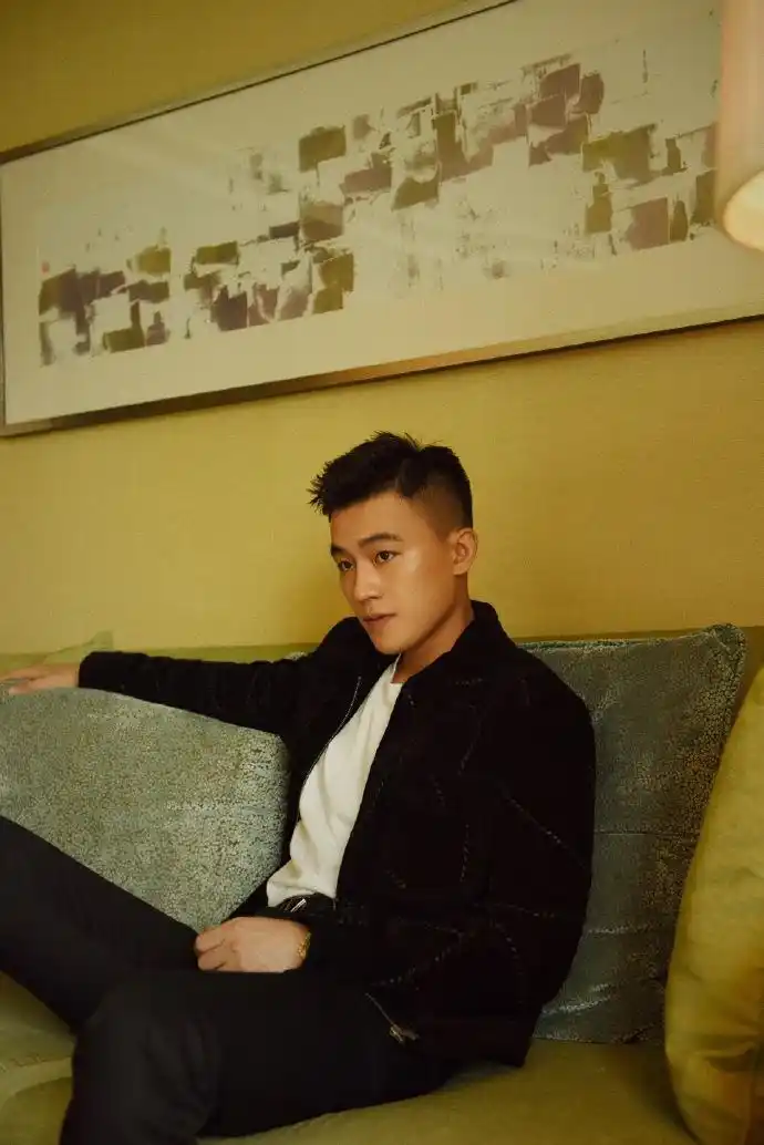 欧豪黑衣黑裤斜坐沙发凹造型 表情冷酷眼神很犀利