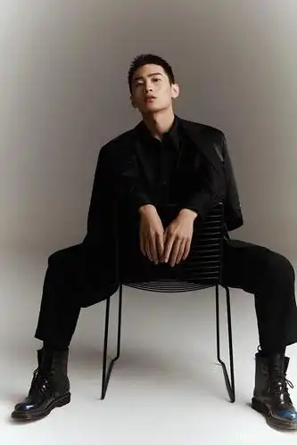 于椅子,或将衣服举过头顶,黑色短发棱角分明,一举一动尽显男性魅力