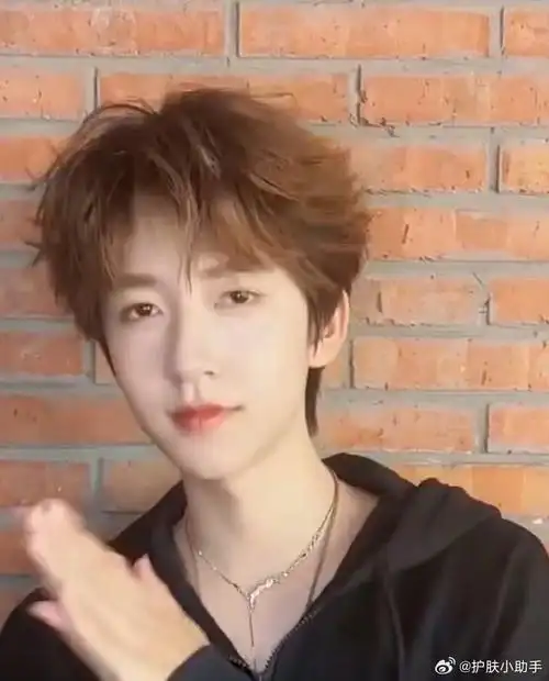 贺峻霖##贺峻霖的锁骨痣##贺峻霖锁骨上有颗痣