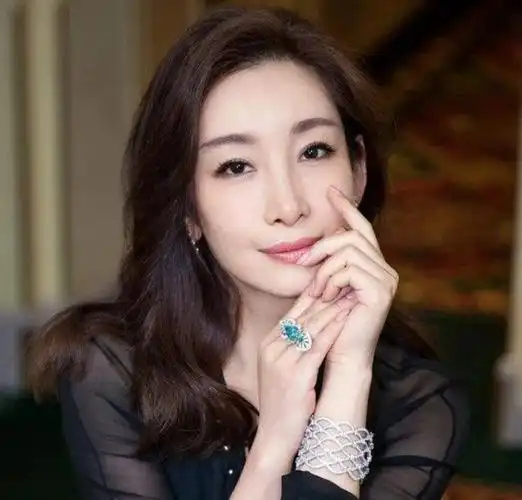 回顾影后秦海璐:每月给丧子丧夫的婆婆生活费,以后我就是您亲女儿