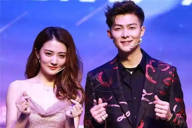 女星徐璐外国游玩被偶遇,她皮肤白到发光,穿露脐装小蛮腰太吸睛_网友