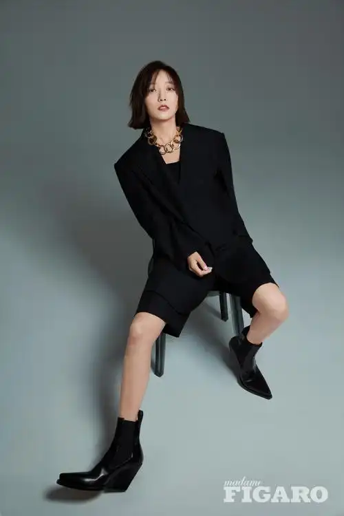 王珞丹登杂志闭年刊封面 破译自然彰显女性之美