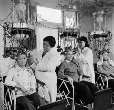 风云叱咤4块钱烫发完胜6块钱的烤鸭烫发的张瑛照片66载今昔对着老照片