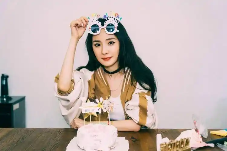 杨幂晒美照为粉丝团庆生:16岁的大宝宝生日快乐_来自_蜜蜂_时间