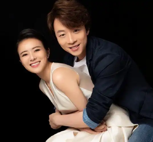 回顾主持人陈辰嫁给歌手余笛41岁为夫生子结婚今过得怎么样