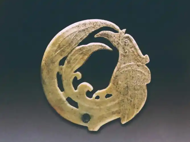 石家河文化玉器的制作过程主要有锯割,制坯,雕琢,钻孔和抛光等工序.