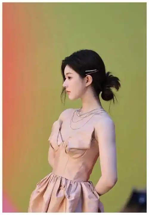 美女演员赵露思最新甜美时尚营业照鲜出炉!