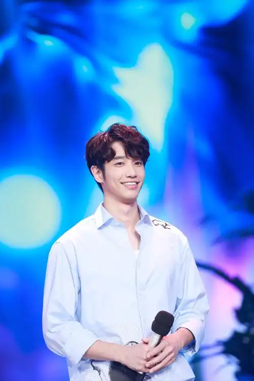 刘以豪综艺上演浪漫偶像剧?酒窝笑容甜倒众人