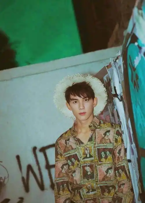 19岁的吴磊冷冽少年如此会穿,不管是正装还是私服都能驾驭超时髦_男生