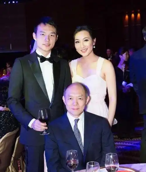 霍启文与霍启刚同为霍父母家成员,霍启文的父亲霍震寰是霍英东的次子