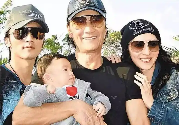 谢贤说:当年我花了4000w投资了个酒吧,3年就赔完了_谢霆锋_儿子_张柏