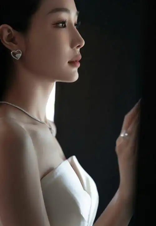 张楠写真大片!白色长裙勾勒完美身形,披肩长发优雅美丽