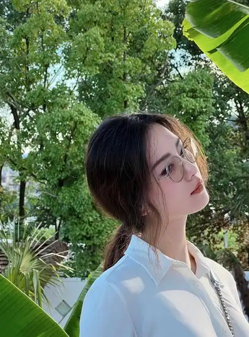 刘诗诗身穿黑白职业装戴眼镜超温柔像是漂亮的女老师