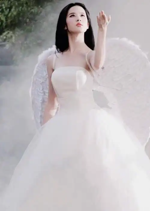 刘亦菲早年绝美写真曝光天仙扮天使瞬间突破中西审美壁垒