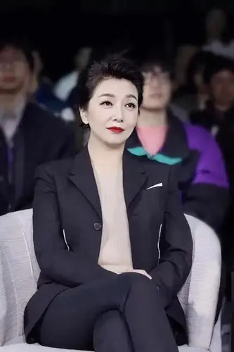 52岁江珊穿衣真考究,西装不配衬衫配针织,裸色看着初级却像没穿