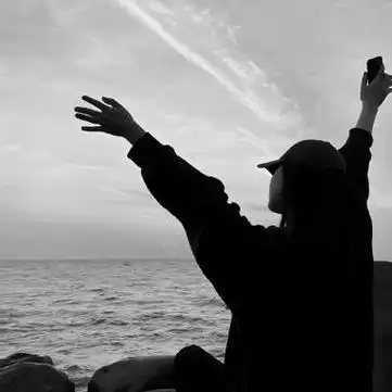 女生头像黑白长发背影图片 女生头像图片大全 -【爱个性】