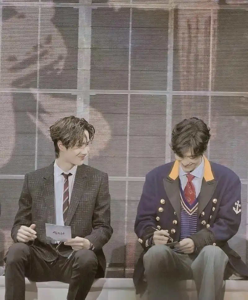 宝藏男孩#肖战王一博 我喜欢我望向别处时,你望向我的目光. - 抖音