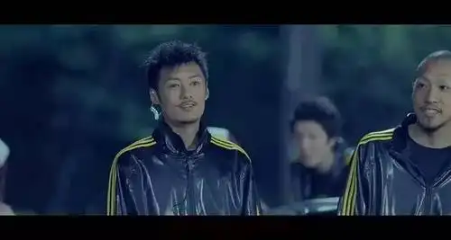 当年十分霸气的 须藤京一(陈小春)▼