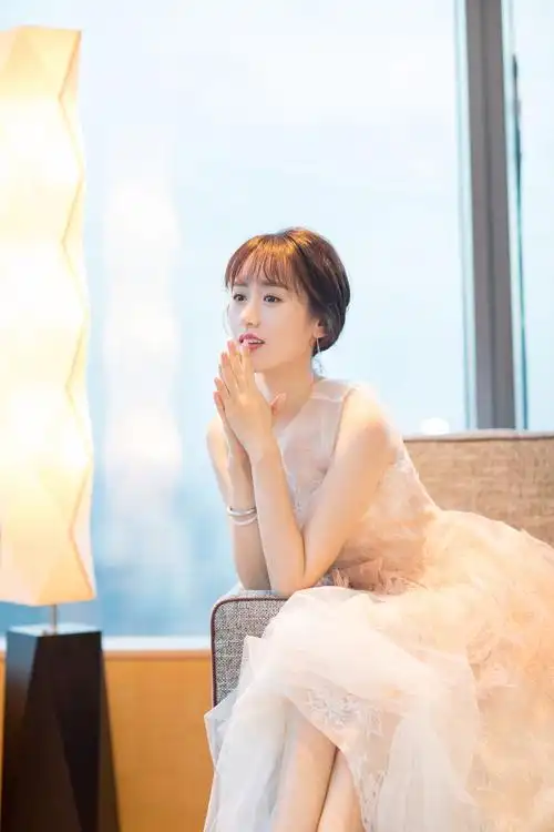 袁冰妍礼服照曝光 白纱长裙温婉可人