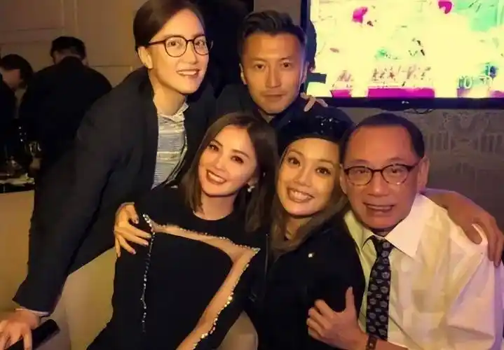 霍汶希:跟谢霆锋相伴26年,却未婚先孕,网友:女儿像谢霆锋!