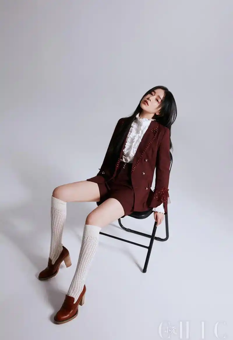 阚清子香槟色轻纱公主裙,流光蝴蝶结点缀,梦幻又极具高贵气质