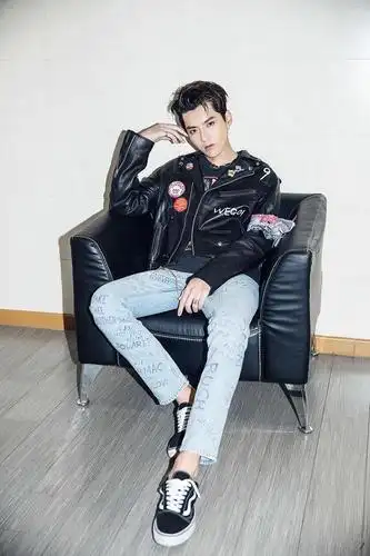 吴亦凡变身明星制作人嘻哈搭配潮味十足