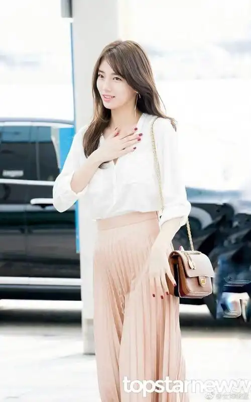 秀智街拍大片,衬衣搭配裙子,搭配简约时尚,为炎炎夏日带来一股清新