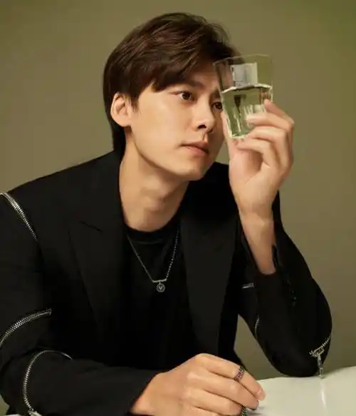 李易峰3个杂志封面来袭,34岁魅力十足,但和当年变化不小_西装裤_男士