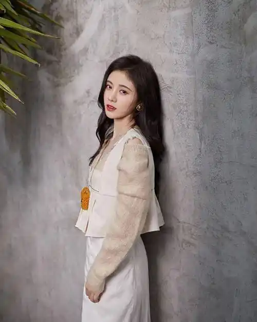 鞠婧祎四月大片出炉,站到梯子上的那一刻,确定身高159cm?