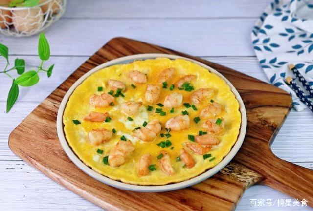 7,关掉火,把整只虾煎蛋卷直接倒入盘子里,尽量不要弄坏他,整件看起来