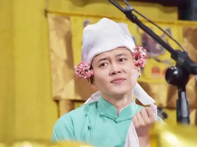 孟鹤堂曾毅大跳火热女团舞,表情管理太逗,网友表示c位出道_舞蹈_相声