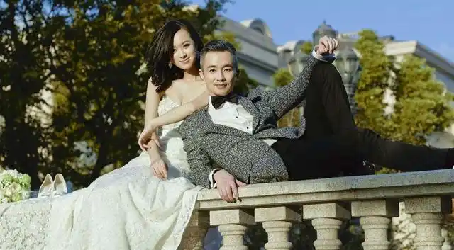 他因主持《达人秀》成名,患病停工作头发变白,妻子比他小近20岁