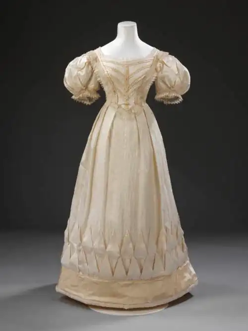 1828,英国,浪漫主义时期,一位eliza lark… _ 欧洲贵族那些华丽的裙装