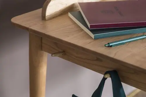 几何书桌/为小的卧室空间而设计