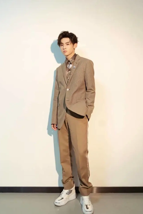 小鬼王琳凯时尚感太强,花衬衫穿出高级感,吃土也想买同款