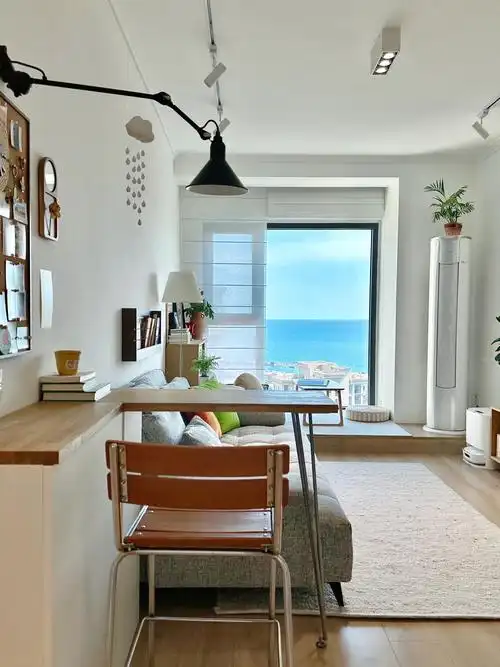 在这50平的海景房里,每一寸空间都充满了海的韵味