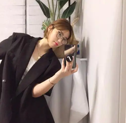 戴眼镜女生的短发