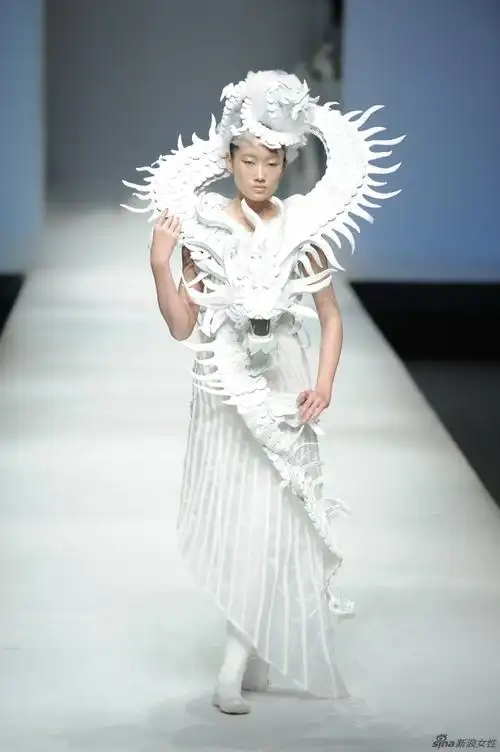 许茗首次秀演中国时装周
