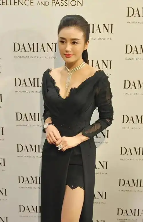 秦岚中年翻红后更加敢穿了穿着开叉礼服出席活动