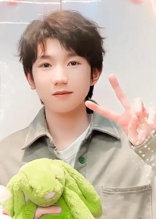 王源戴兔耳朵帽比耶照#兔塑胜利王源好可爱一只小兔