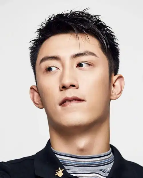 黄景瑜个人简介:黄景瑜,1992年112月30日在辽宁省丹东市出生,因布加