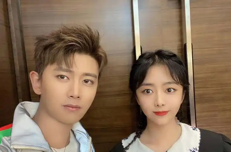 既然现在都流行二搭谭松韵和任嘉伦也凑一次热闹怎么了