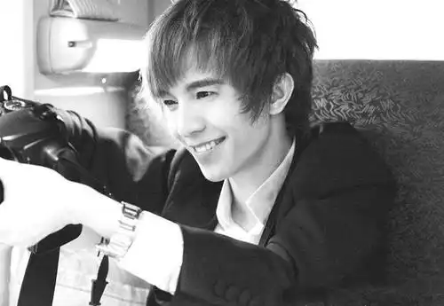 十年前的薛之谦,神似郭敬明,看了这些照片你还会笑吗?