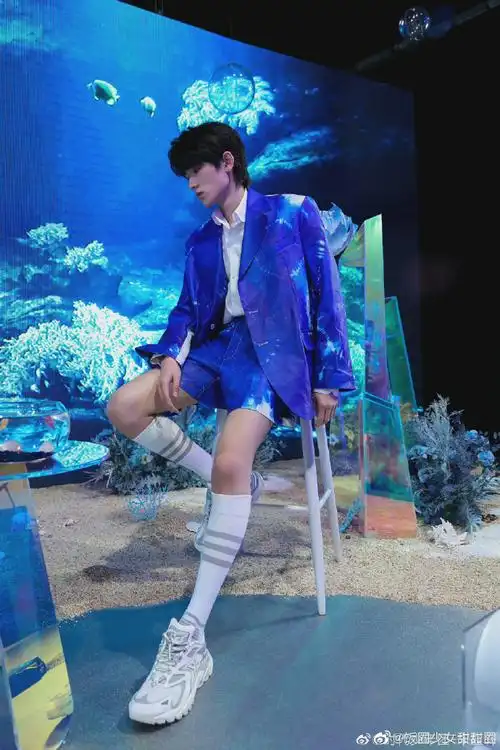 宋亚轩的腿又细又长