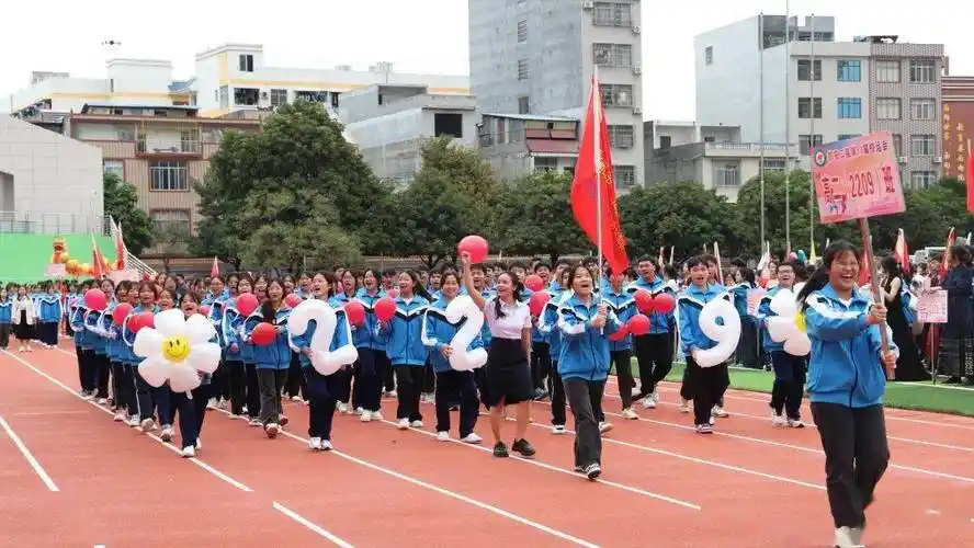 运动点亮青春,拼搏成就梦想——都安二高第33届校运会圆满举行_赛场