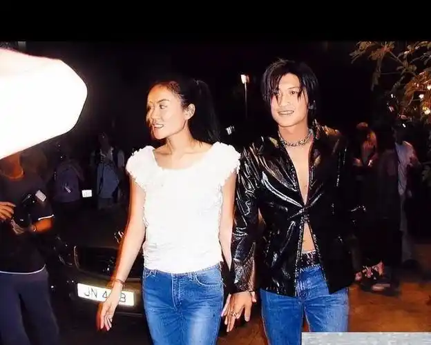 王菲上海产女传闻引关注,谢霆锋一家展现包容与爱